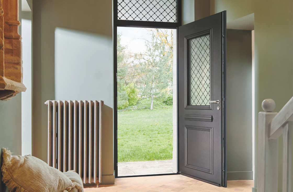 Porte d'entrée acier traditionnelle vitrée avec grille