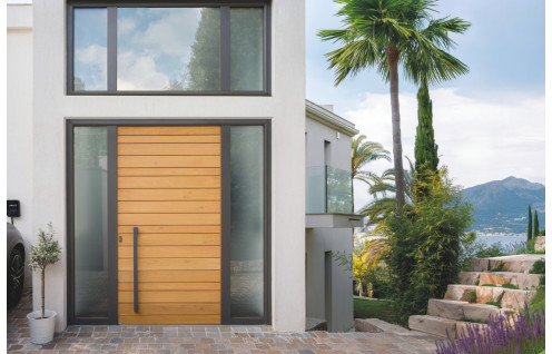 Porte d'entrée bois contemporaine avec barre de tirage