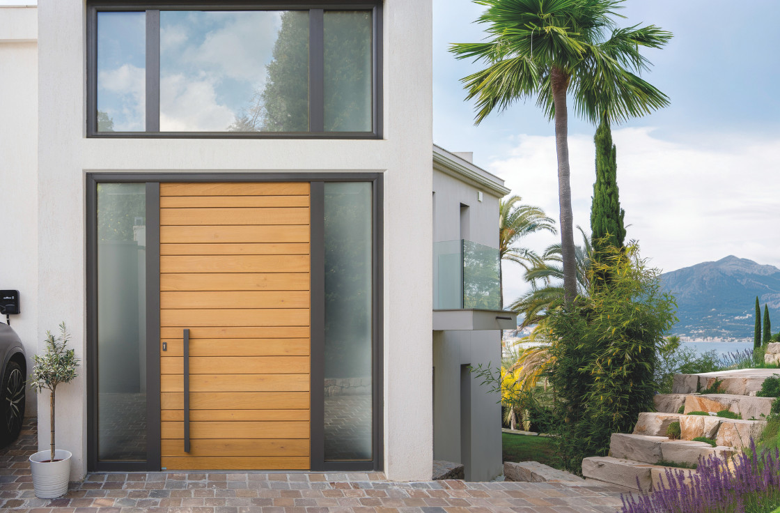 Porte d'entrée bois contemporaine avec barre de tirage