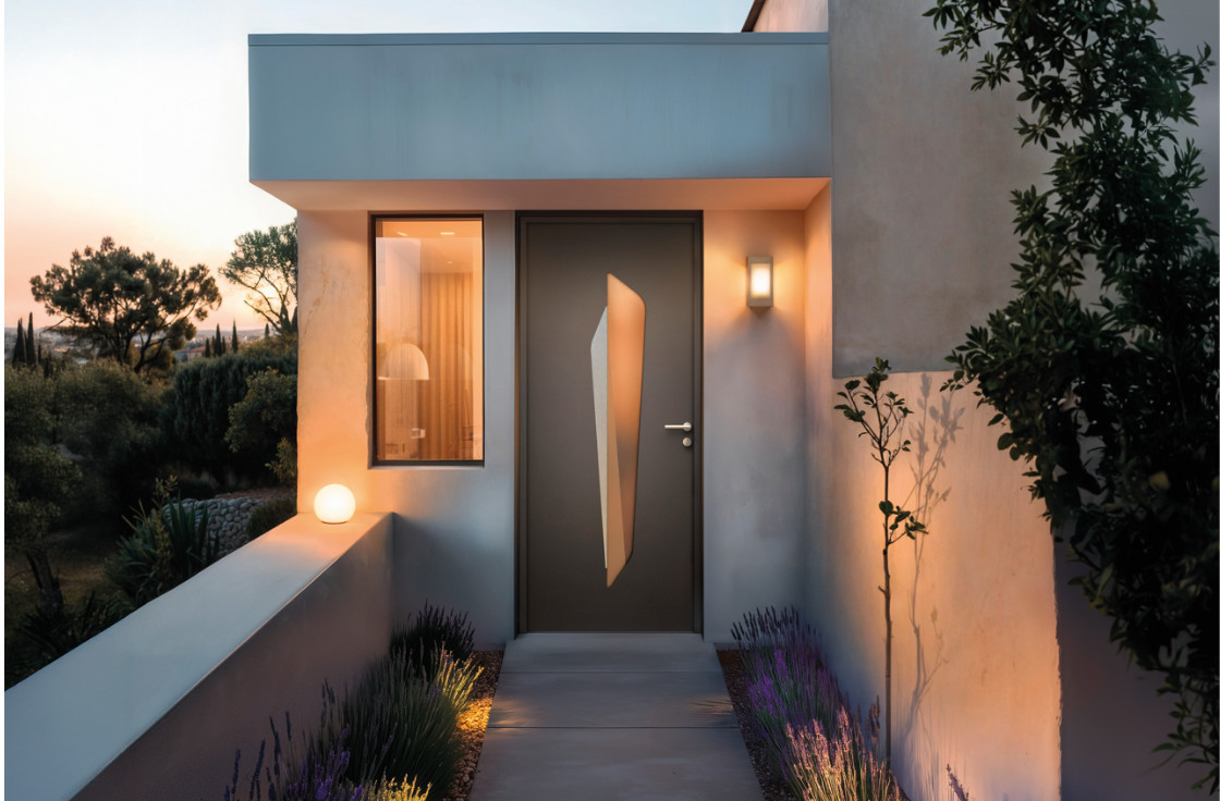 Porte d'entrée aluminium moderne avec vitrage et décor inox