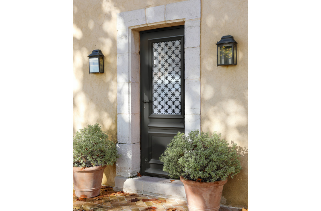 Porte d'entrée aluminium avec grille décorative intégrée