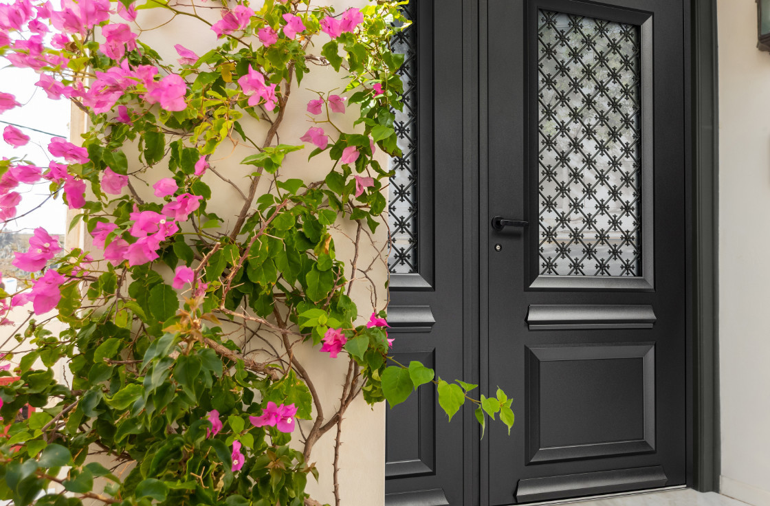 Porte d'entrée aluminium avec grille décorative intégrée