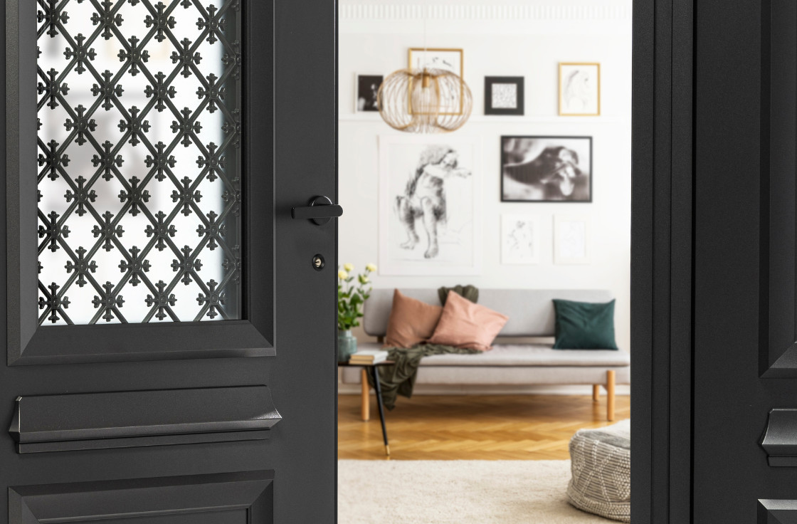 Porte d'entrée aluminium avec grille décorative intégrée