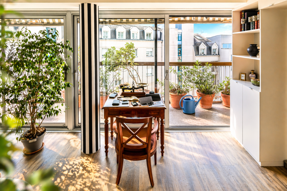 Baie coulissante aluminium anodisé installée dans le salon d'un appartement à Vernon (27)
