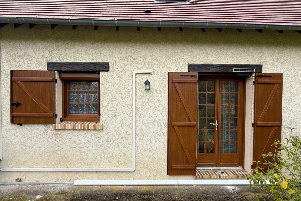 Volets battants solaires radio aluminium chêne doré sur annexe - Houlbec-Cocherel (27)