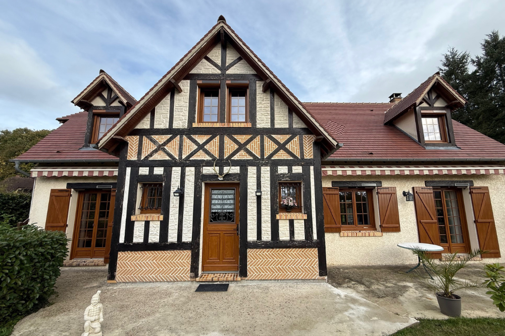 Volets battants aluminium chêne doré motorisation solaire sur façade à colombages - Houlbec-Cocherel (27)