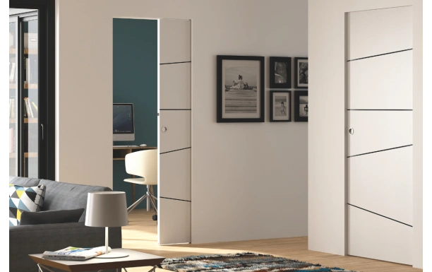 Porte coulissante à galandage blanche avec poignée cuvette intégrée