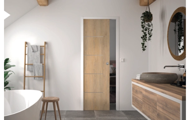 Porte coulissante à galandage décor bois intégrée dans une cloison de salle de bain