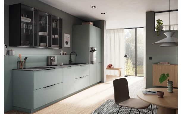 Cuisine équipée vert eucalyptus avec façades mates et rangements contemporains