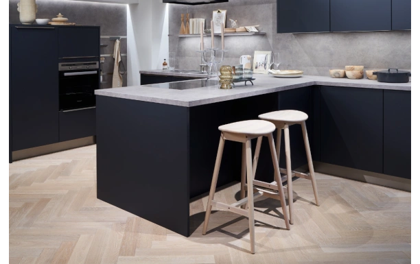 Cuisine Vegas avec îlot central et espace repas