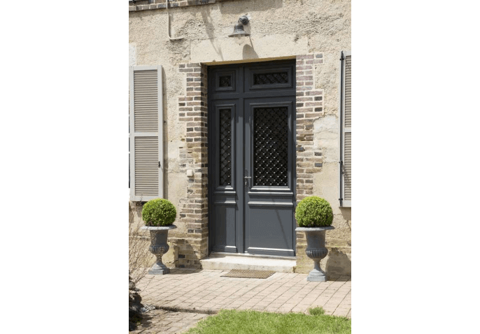 Porte d'entrée bois gris anthracite extérieur au style classique avec vitrage et grille décorative à Macey (10)