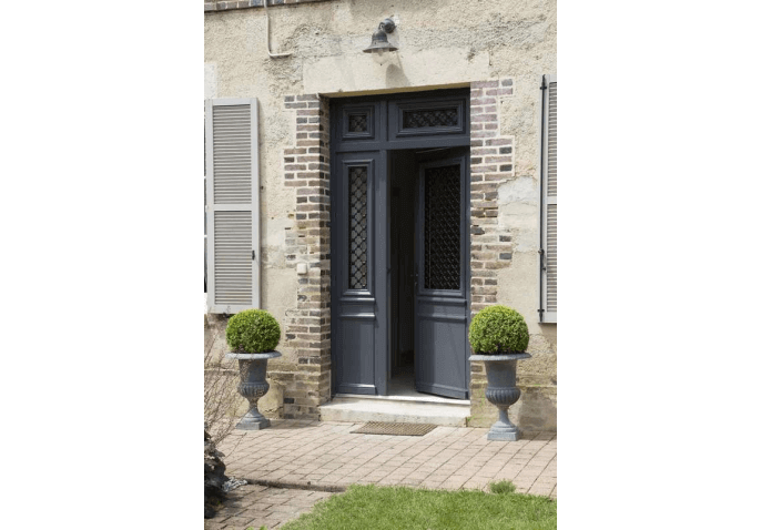 Porte d'entrée bois gris anthracite extérieur au style classique avec vitrage et grille décorative à Macey (10)