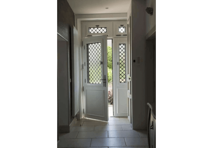Porte d'entrée boisblanc intérieur au style classique avec vitrage et grille décorative à Macey (10)