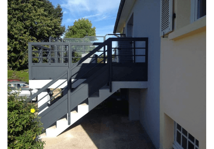 Chantier de pose d'un garde corps aluminium contemporain à Cherbourg