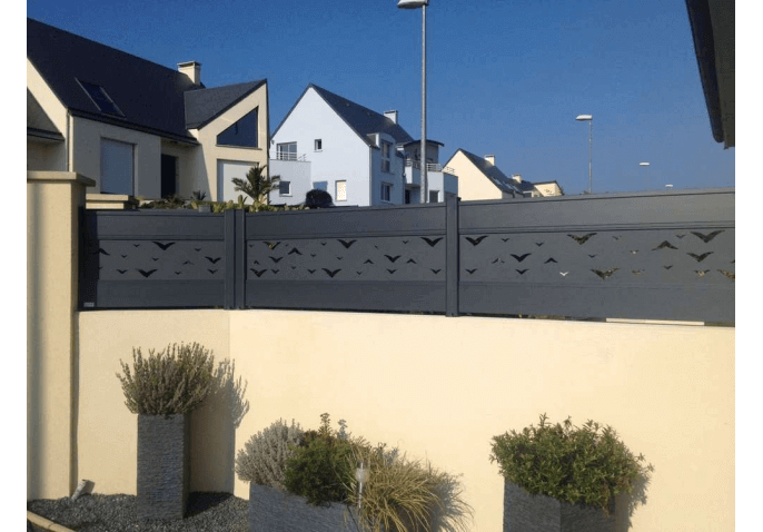 Chantier pose d'une clôture sur mur au style contemporain à Cherbourg