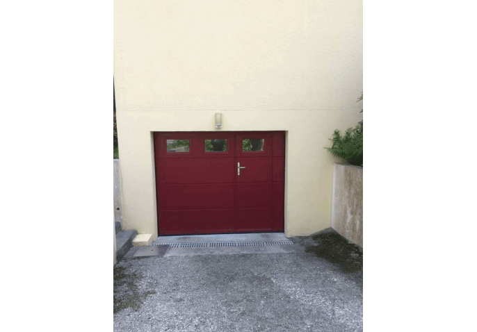 Pose d'une porte de garage sectionnelle plafond en alu rouge à Cherbourg