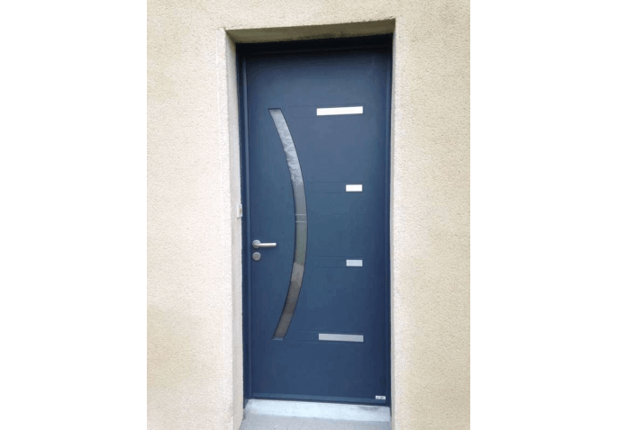 Pose d'une porte d'entrée moderne en alu bleu avec inserts inox à Rennes (35)