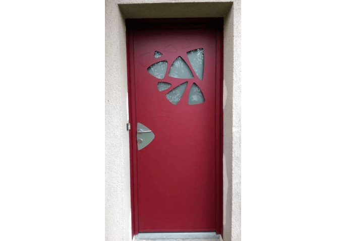 Pose d'une porte d'entrée moderne en alu rouge avec vitrages décoratifs à Rennes (35)