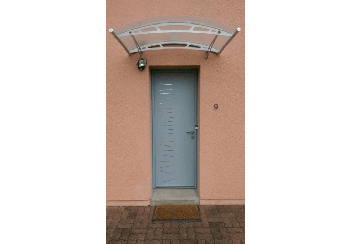 Pose porte d'entrée alu gris clair avec marquise transparente à Rennes (35)