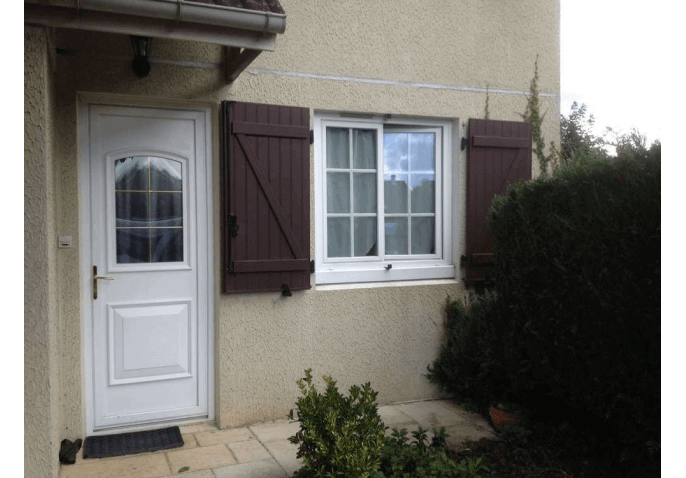 Pose d'une porte d'entrée PVC et d'une fenêtre PVC blanche à Rennes (35)