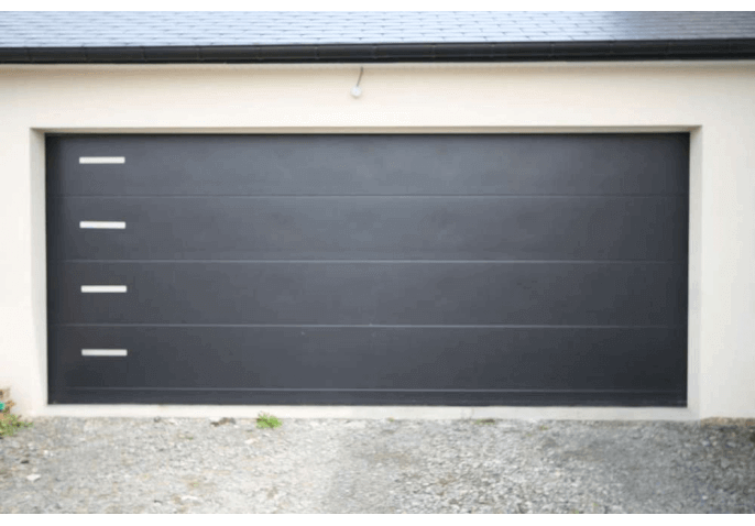 Pose d'une large porte de garage sectionnelle plafond en alu gris anthracite et inserts inox à Granville (50)