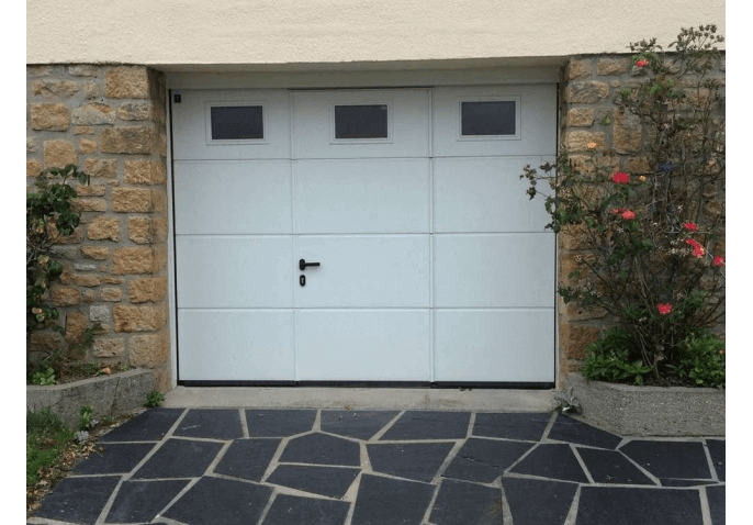 Pose d'une porte de garage sectionnelle blanche avec portillon intégré à Caen (14)