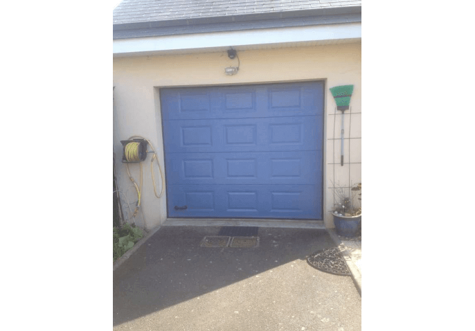 Réalisation pose d'une porte de garage sectionnelle à cassette coloris bleu à Caen (14)