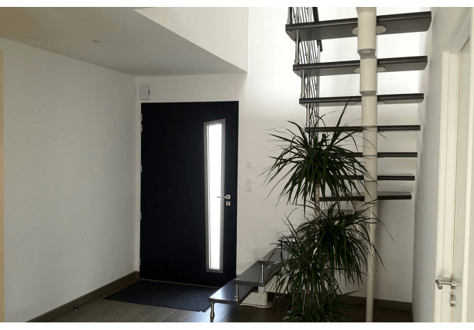 Porte d'entrée contemporaine, porte de garage sectionnelle, baies coulissantes et fenêtres aluminium