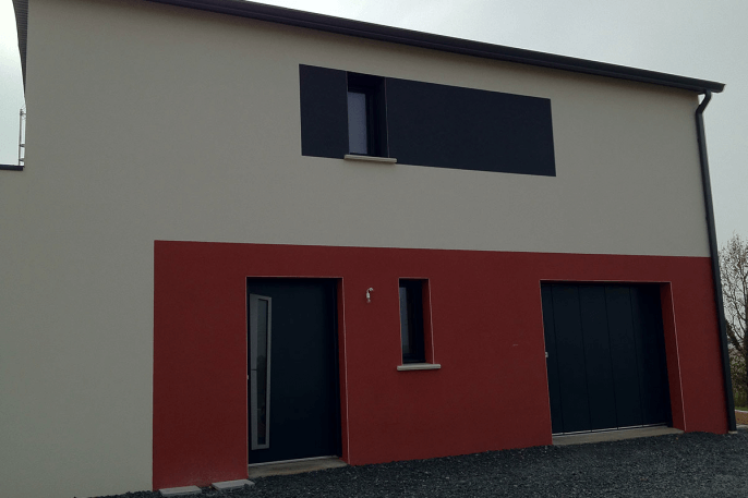 Porte d'entrée contemporaine, porte de garage sectionnelle, baies coulissantes et fenêtres aluminium