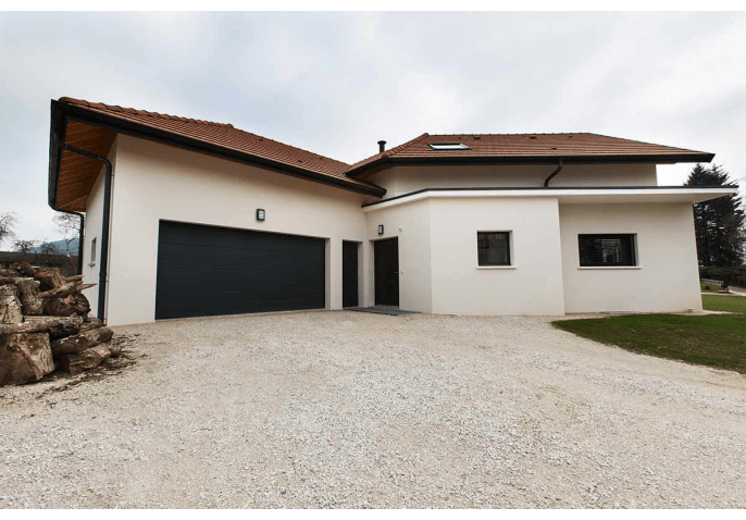 cuisine sur mesure, ilot central, fenêtre alu, store lamelle, porte d'entrée, porte intérieur coulissante