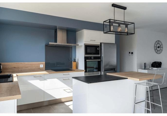 Cuisine sur-mesure équipée au style contemporain avec îlot central et électroménager encastrable