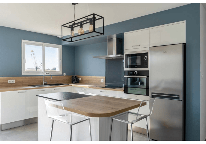 Cuisine sur-mesure équipée au style contemporain avec îlot central et électroménager encastrable