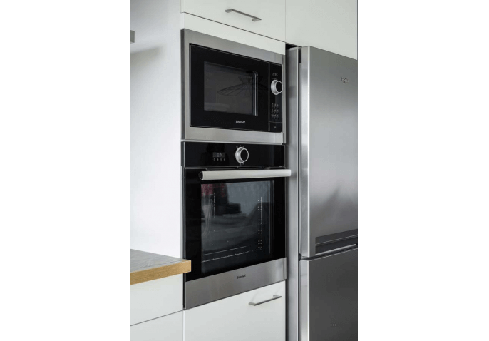 Cuisine sur-mesure équipée au style contemporain avec îlot central et électroménager encastrable