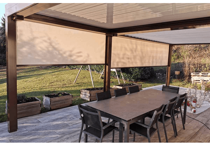 pergola bioclimatique murale, lames orientables et rétractables, store toile blanche