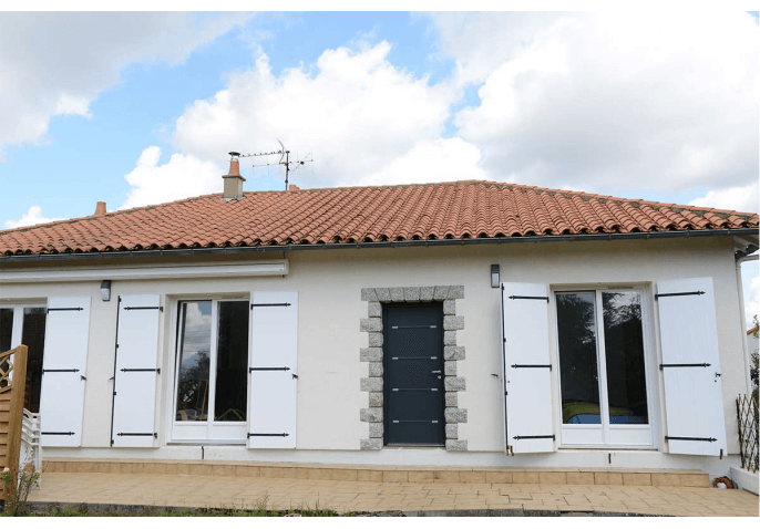 Porte d'entrée bicoloration en alu avec inserts inox, porte fenêtre et fenêtre oscillo battante en PVC blanc