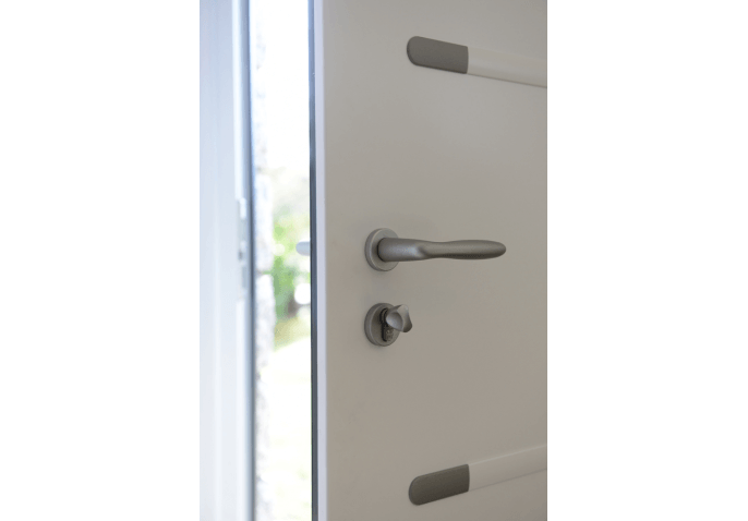 Porte d'entrée bicoloration en alu avec inserts inox, porte fenêtre et fenêtre oscillo battante en PVC blanc