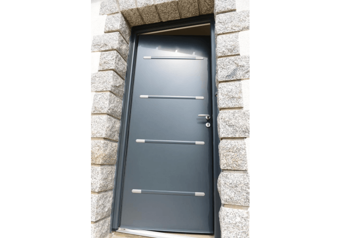 Porte d'entrée bicoloration en alu avec inserts inox, porte fenêtre et fenêtre oscillo battante en PVC blanc