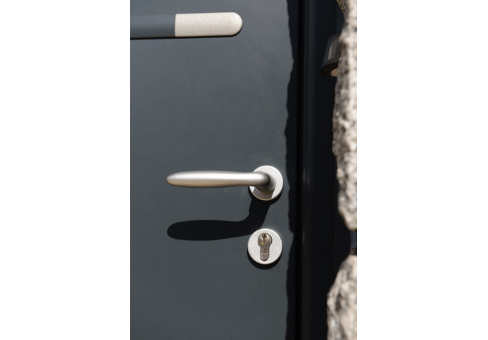 Porte d'entrée bicoloration en alu avec inserts inox, porte fenêtre et fenêtre oscillo battante en PVC blanc