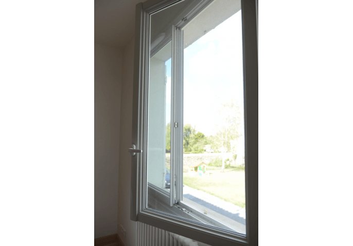 Porte d'entrée bicoloration en alu avec inserts inox, porte fenêtre et fenêtre oscillo battante en PVC blanc