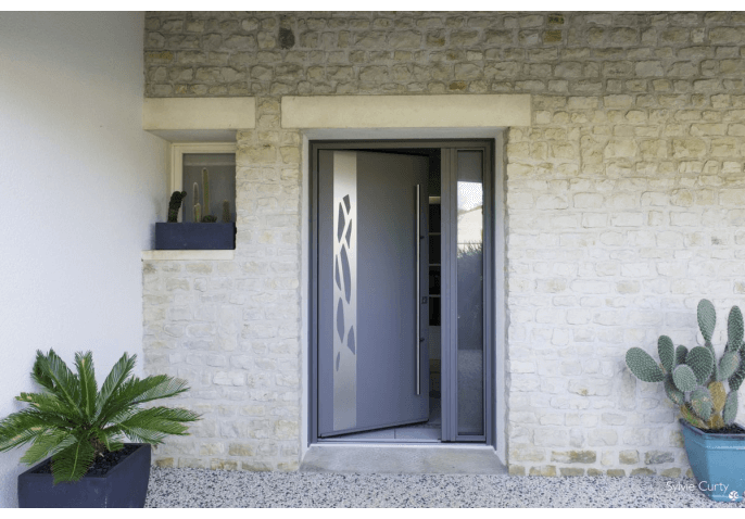 Porte d'entrée contemporaine en aluminium avec latéral fixe vitré et barre de tirage