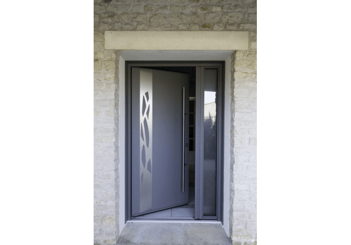 Porte d'entrée contemporaine en aluminium avec latéral fixe vitré et barre de tirage