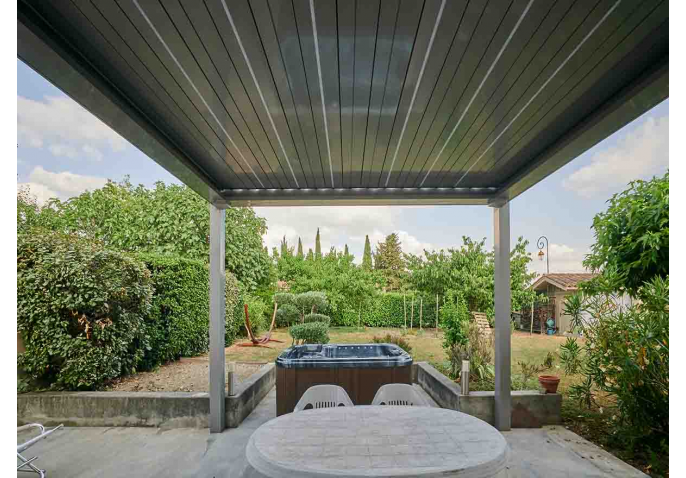 Pose de pergola bioclimatique à Peyrens