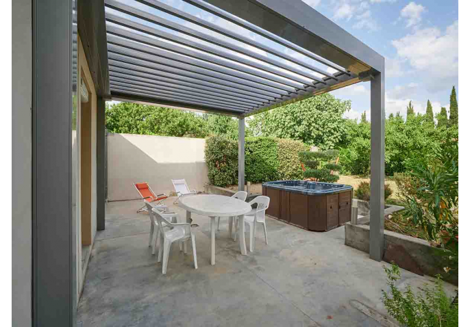 Pose de pergola bioclimatique à Peyrens