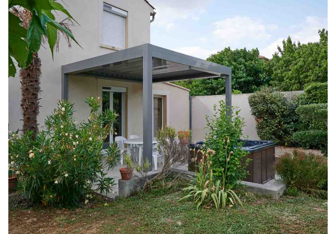 Pose de pergola bioclimatique à Peyrens