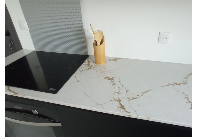 Cuisine avec plan de travail Silestone effet marbre