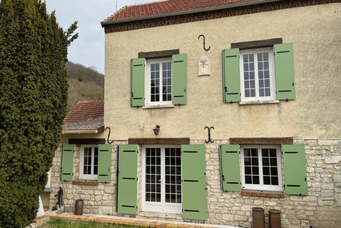 Volets battants en aluminium vert RAL 6021 posés sur une maison traditionnelle à Vernon dans l’Eure