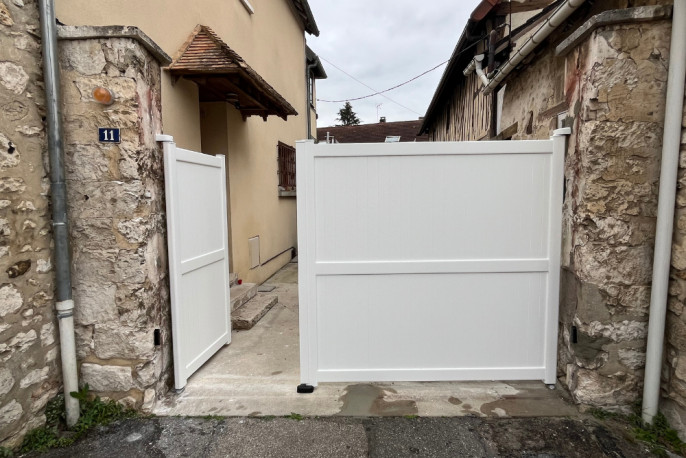Pose d’un portail battant aluminium sur mesure à Vernon