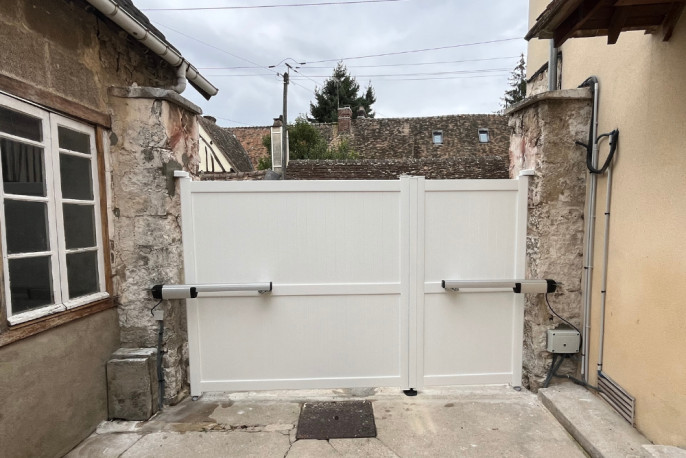 Motorisation d’un portail battant aluminium blanc installé à Vernon