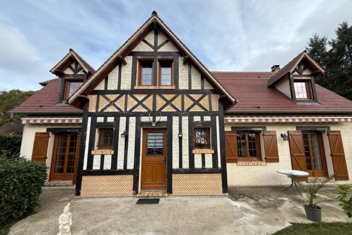 Volets battants aluminium chêne doré motorisation solaire sur façade à colombages - Houlbec-Cocherel (27)