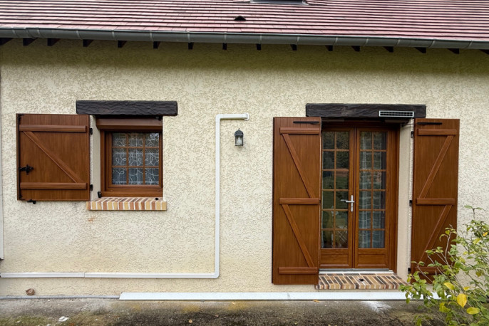 Volets battants et porte-fenêtre aluminium chêne doré motorisation solaire - Houlbec-Cocherel (27)